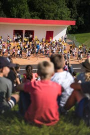 Die Choreografien der Schulhaus-Vorführungen fürs Kinderfest werden am Dienstag ein letztes Mal geprobt. (Bild: Sabrina Stübi)
