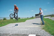 Cédric Butti rast mit seinem Bike über die BMX-Anlage in Weinfelden. Sein Vater Daniel Butti schaut zu. (Bild: Mario Testa)