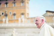 Lässt sich von der konservativen Kurie nicht aus der Ruhe bringen: Franziskus, der «Papst vom anderen Ende der Welt». (Bild: Andrew Medichini/AP (Vatikan, 2. Mai 2018))