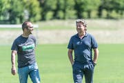 Jeff Saibene stattet seinem ehemaligen Club einen Besuch ab. Links: Medienchef Daniel Last. (Bild: Hanspeter Schiess)
