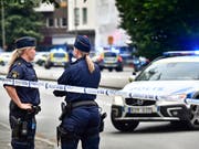 Absperrungen rund um den Tatort in Malmö, wo bei einer Schiesserei drei Personen getötet wurden. (Bild: KEYSTONE/AP TT NYHETSBYRÃ...N/JOHAN NILSSON)