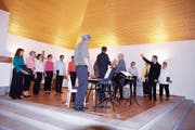 Intensiven Schlussapplaus von allen Seiten gab es für den Chor und das Trio Item. (Bild: Peter Küpfer)