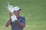 Er darf den Pokal zum wiederholten Mal halten: Der 28-jährige Brooks Koepka feiert den zweiten Major-Titel seiner Karriere. (Bild: CJ Gunther/EPA (Southampton, 17. Juni 2018))