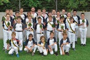 Die Mitglieder der Nationalturnerriege Bürglen zeigen ihre Auszeichnungen und Medaillen. (Bild: PD)