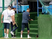 Neymar wird während Brasiliens Training vorzeitig in die Kabine begleitet (Bild: KEYSTONE/AP/ANDRE PENNER)