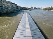 Von Gefahrguttransporten auf dem Rhein in Basel geht ein «nicht akzeptables Umweltrisiko» aus. Schiene und Strasse sind aber keine Alternative. (Bild: KEYSTONE/CHRISTIAN BEUTLER)