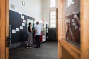 Kunst im Wartsaal des Gaiserbahnhofs in St.Gallen: Zeichnungen von Hans Schweizer. (Bild: Sabrina Stübi)