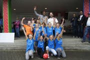 FC-Wil-Rückkehrer Silvio (hinten, Mitte) hat als Trainer dieser 5.-Klasse-Mädchen-Mannschaft von Niederhelfenschwil den nationalen CS-Cup in Basel gewonnen. (Bild: Vroni Krucker)