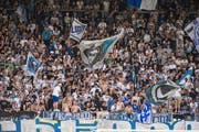 FCL-Fans in der Swissporarena. (Bild: Dominik Wunderli (Luzern, 28. Mai 2017))