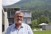 Alex Christen vor der Stiftung Behindertenbetriebe Uri, die er 22 Jahre als Geschäftsführer geleitet hat. (Bild: Markus Zwyssig (Schattdorf, 18. Juni 2018))