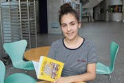 Im Foyer des Kantineubaus: Lorena Flüggen mit ihrer Maturarbeit in Buchform. (Bild: Hugo Berger)