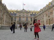 Touristen, die am Dienstag Schloss Versailles auf dem Einkaufszettel hatten, mussten wegen Streiks unverrichteter Dinge wieder abziehen. Auch zahlreiche andere Kulturinstitutionen in und um Paris waren vom Ausstand betroffen. (Bild: Keystone/AP/AMR NABIL)