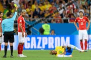 Haben nur ein müdes Lächeln für Neymar (am Boden) übrig: Valon Beharmi (im Vordergrund), Blerim Dzemaili (links) und Fabian Schär (rechts).