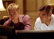 Brad Pitt (links) und George Clooney in einer Szene des Films« Ocean's Eleven». (Bild: KEYSTONE/AP Photo/Warner Bros)