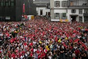 Schätzungsweise 1500 bis 2000 Fussballfans fanden am Sonntag den Weg zum Public Viewing des Hotels Schweizerhof. (Bild: Philipp Schmidli (Luzern, 17. Juni 2018))