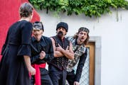 Der stetige Sprachenwechsel steigert die Absurdität der Figuren und Situationen. (Bild: Alice Das Neves)