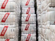 Zu Ballen gepresste alte Kleider stapeln sich im Sortierbetrieb der Texaid-Kleidersammlung in Schattdorf UR. (Bild: Keystone/CHRISTIAN BEUTLER)