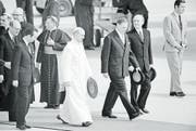 Papst Paul VI. schreitet mit Bundespräsident Ludwig von Moos in Genf über den roten Teppich. (Bild: Str/Photopress-Archiv (10. Juni 1969))