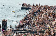 In Oslo macht man das Beste aus der Hitze. (Bild: Berit Roald/ AP)