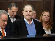 Neue Vorwürfe gegen Ex-Hollywoodmogul Harvey Weinstein: Drei weitere Frauen reichten eine Sammelklage wegen sexueller Übergriffe ein. (Bild: KEYSTONE/AP Pool New York Post/STEVEN HIRSCH)
