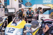 Tom Lüthi (mitte) im Boxengespräch mit Teammitgliedern. (Bild: Vincent Guignet/Freshfocus (Mugello, 2. Juni 2018))