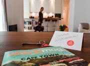 Immer mehr Städte regulieren das Geschäft mit Liegenschaftsvermietungen über die Plattform Airbnb. Bild: Jens Kalaene/DPA