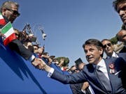 Ministerpräsident Giuseppe Conte lässt sich in Rom feiern. (Bild: KEYSTONE/EPA ANSA/FABIO FRUSTACI)