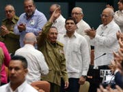 Geplante Verfassungsreform: Ex-Staatschef Raúl Castro (mit erhobener Hand) soll den 33-köpfigen Ausschuss. (Bild: Keystone/EPA ACN/EFE/MARCELINO VÁZQUEZ)