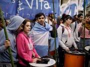Zehntausende protestierten in der Hauptstadt Buenos Aires gegen die Sparmassnahmen und Kreditverhandlungen mit dem Internationalen Währungsfonds (IWF). (Bild: KEYSTONE/AP/VICTOR R. CAIVANO)