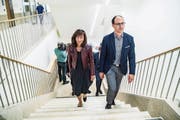 Die St. Galler Regierungsräte Heidi Hanselmann und Marc Mächler besichtigen den neuen Bettentrakt am Spital Wattwil. (Bild: Ralph Ribi (Wattwil, 2. Juni 2018))