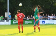 Mit dem Rücken zum Tor erzielt Kevin Rohrer (rechts) per Kopf das wichtige Ausgleichstor zum 1:1 (Bild: Robert Kucera)