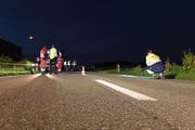 Auch bei schweren Verkehrsunfällen mit Toten stehen die Care-Teams zusammen mit den Blaulicht-Organisationen im Einsatz. (Bild: Keystone/Kantonspolizei Aargau)