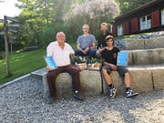 Vor dem Lagerhaus: Die ausscheidenden Verwaltungsräte Sepp Speck und Silvan Koller (vorne, von links) mit dem neuen Mitglied Roland Niederer (hinten links) und Präsident Frank Federer. (Bild: PD)
