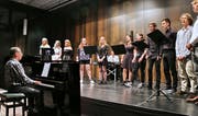 Unter der Leitung von Karl Hardegger sangen die Kanti-Singers moderne Hits und Evergreens. (Bild: Max Pflüger)