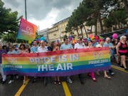 Der farbenfrohe Umzug der Gay Pride an der Seepromenade in Lugano. (Bild: Keystone/KEYSTONE/TI-PRESS/PABLO GIANINAZZI)