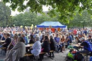 Zahlreiche Menschen verfolgen die Gedenkveranstaltung für Pfarrer Ernst Sieber auf dem Zürcher Platzspitz am Samstag. Bild: KEYSTONE/Walter Bieri