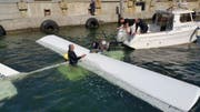 Das verunfallte Wasserflugzeug wurde nach Stansstad abgeschleppt. Bild: Hörerbild Radio Pilatus