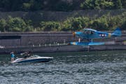 Ein Wasserflugzeug landet im Seebecken vor Hergiswil. (Bild: Eveline Beerkircher, 2. Juni 2018)