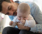 Familien würden von einer vierwöchigen Papizeit profitieren, sagt der Bundesrat. Die Kosten sind ihm aber zu hoch. (Bild: Gaëtan Bally/Keystone)