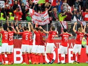 Die Österreicher lassen sich nach ihrem Coup gegen Weltmeister Deutschland feiern (Bild: KEYSTONE/EPA/SASCHA STEINBACH)