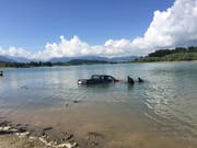 Das Auto hat sich selbstständig gemacht und ist im Greyerzersee gelandet. (Bild: Freiburger Kantonspolizei)
