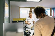 Paketaufgabe in einer Postagentur. Bild: Christian Beutler/Keystone (Luzern, 20. Juni 2017)