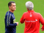 Granit Xhaka bespricht sich im Abschlusstraining mit Nationalcoach Vladimir Petkovic (Bild: KEYSTONE/EPA KEYSTONE/LAURENT GILLIERON)