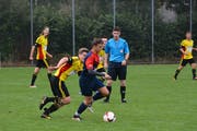 Die A-Junioren von Rheineck-Staad (in Rot-Blau, hier bei einem Vorbereitungsspiel gegen Altstätten) spielen in der zweitletzten Runde gegen Teufen um die Pole-Position im Aufstiegsrennen. (Bild: Archiv/ys)
