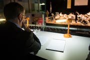 Toni Scholl beim Benoten der Musikgesellschaft Ballwil an Kantonal-Musiktag in Eschenbach. (Bild: Boris Bürgisser, 2. Juni 2018)