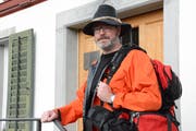Gemeinderat Max Staub in beispielhafter Wandermontur vor dem Restaurant Mühle in Schönenberg. (Bild: Georg Stelzner)