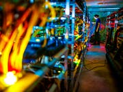 Internetwährungen sind derzeit ein beliebtes Ziel von Kriminellen. (Bild: KEYSTONE/VALENTIN FLAURAUD)