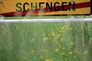 Ein Strassenschild symbolisiert das Ende der Ortschaft Schengen. (Bild: Christopher Furlong/Getty; 11. Mai 2016)