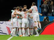 Spanischer Jubel rund um Diego Costa (Bild: Keystone/AP/Sergei Grits)