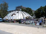 Sicht auf das Autonome Jugendzentrum AJZ, den sogenannten «Gaskessel» oder «Chessu», am Mittwoch, 20. Juni 2018, in Biel. Die Kulturstötte feiert ihr 50-Jahr Jubiläum. (Bild: Keystone/PETER SCHNEIDER)